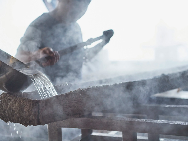 御食国時代の”海人(あま)”の塩づくりを彷彿させる淡路島の自然を生かした西海岸での伝統的塩づくりを密着体験～自凝雫塩-おのころしずくしお～